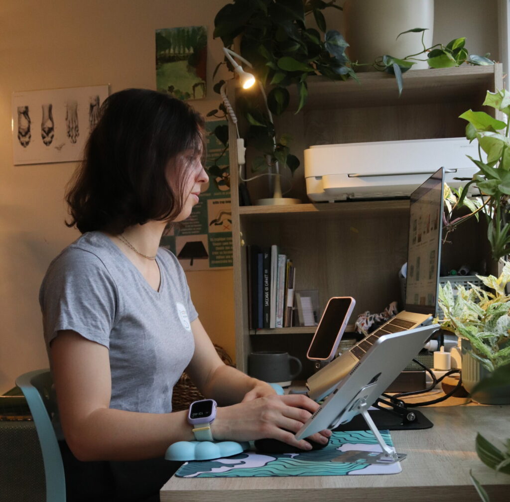 Valentine de Pattes Parfaites travaillant à son bureau